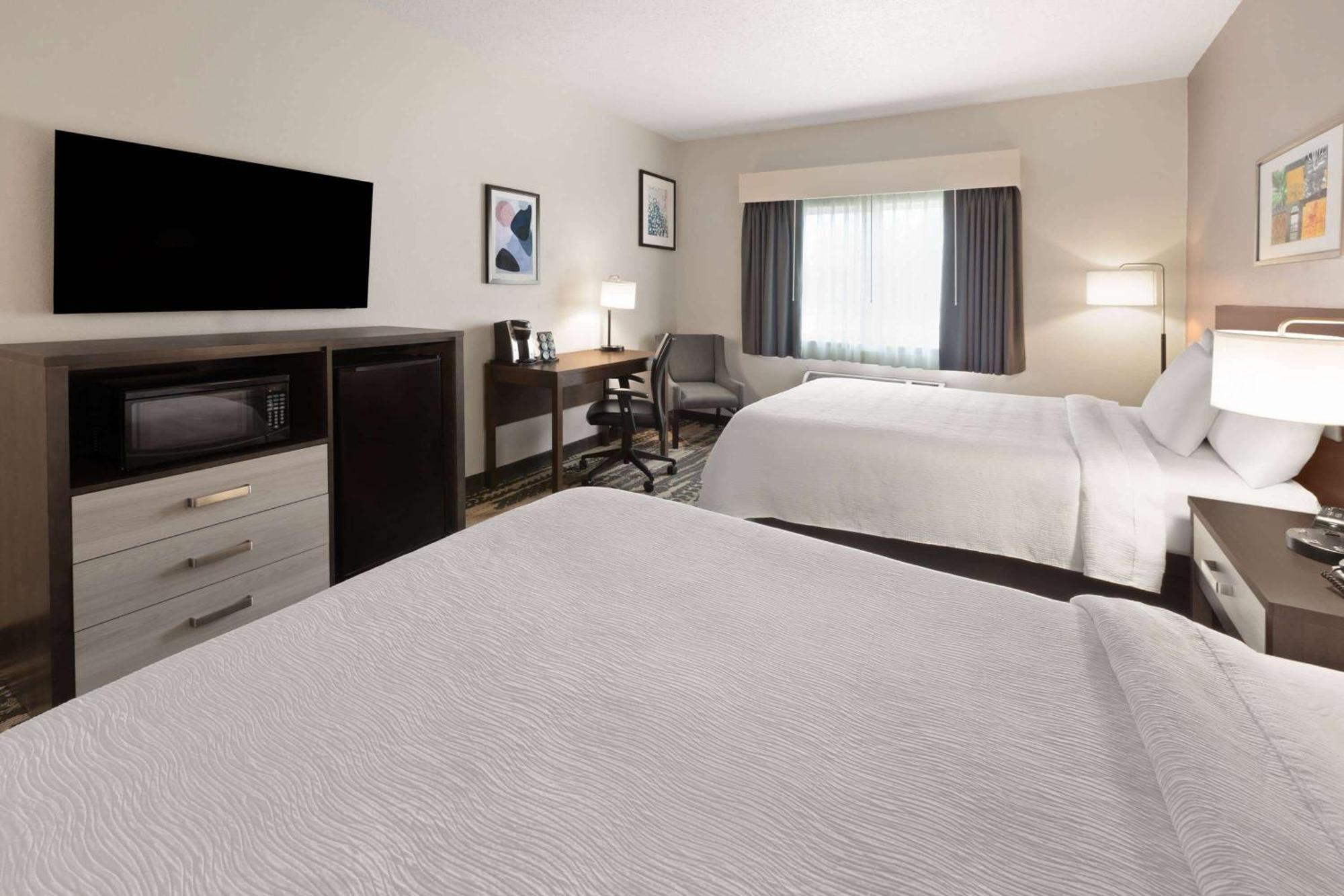 Wingate By Wyndham Hotel 2*