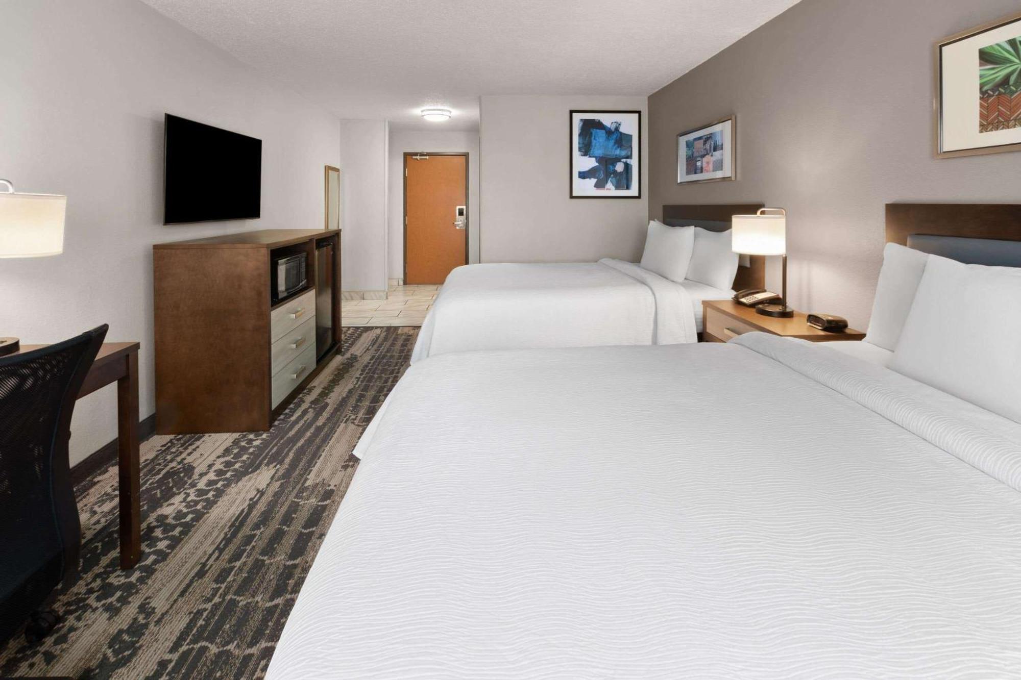 Wingate By Wyndham Hotel 2*